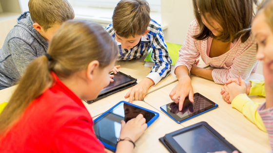 Skærme i skolen – lad os tænke som Grundtvig
