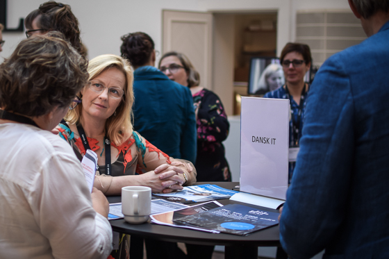 Rikke Hvilshøj snakker med konferencedeltager på European Data Ethics Forum 2017